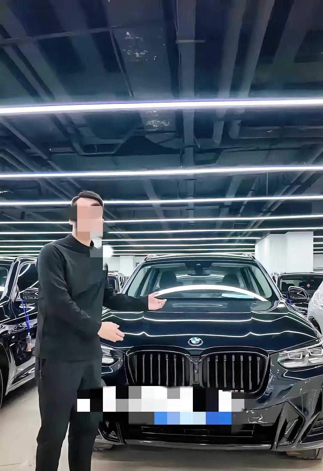 男子付了十四万，把二手轿车开回家，洗车时发现后备箱锁扣不对劲，撬开后见夹层里塞着