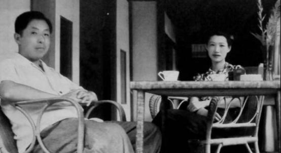 张学良在软禁期间并不是没有自由，因为宋美龄保住了他的命。蒋介石甚至派人传话，只要