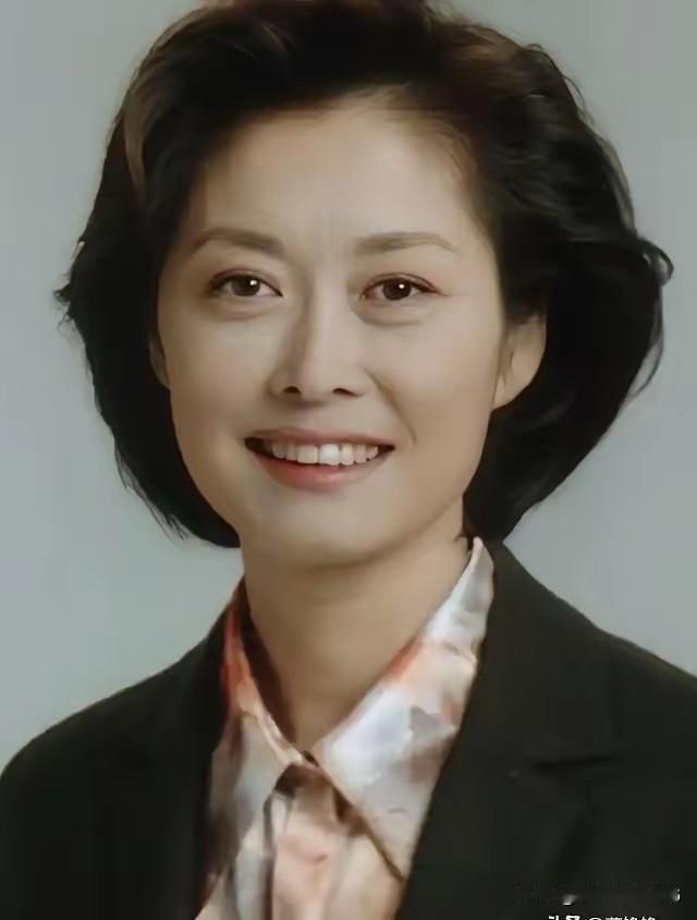 易中天先生曾为不幸离世的敬一丹大姐写下这样一副挽联：

一片丹心谁不敬
三秋落叶