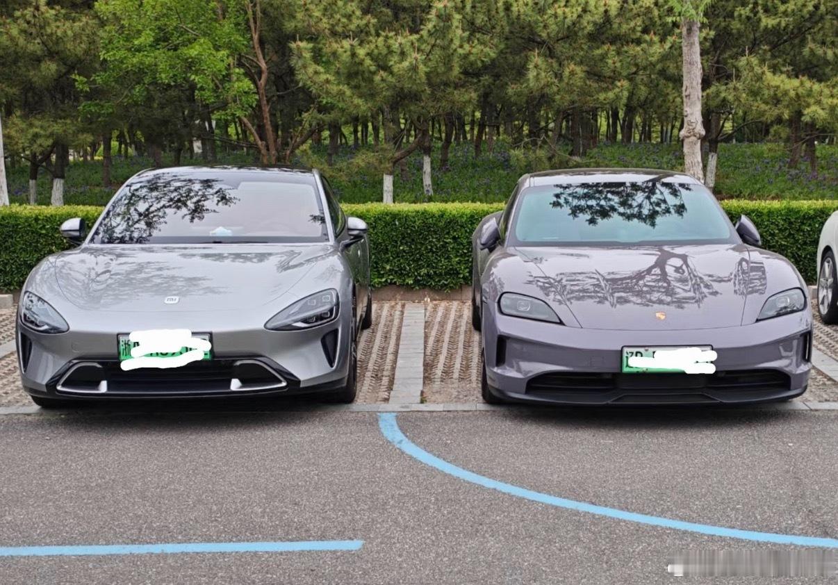 小米SU7和保时捷停在一起，确实不分伯仲。 