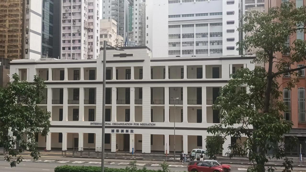 说她仍然是国际范的香港，如下图。国家強力支持，国际调解院落户港岛湾仔，大街对面京
