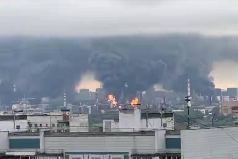 莫斯科市长：数架乌军无人机击中一家炼油厂，该炼油厂具有战略性。

俄罗斯国防部称