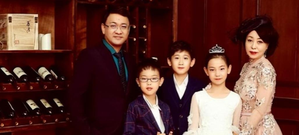 50岁富婆冒死为小19岁丈夫生下三胞胎，全网骂他图钱，如今15年过去，结局打脸所