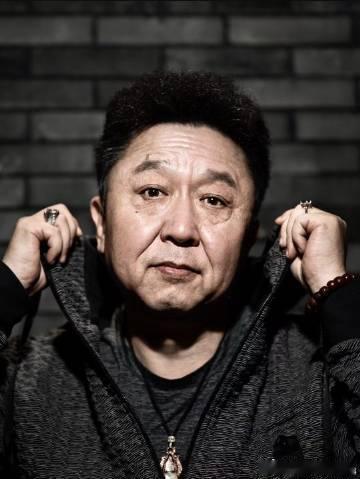 于谦的叛逆期持续了50年同龄人早睡保养身体，于谦抱着小说读到凌晨四点，还细致研究