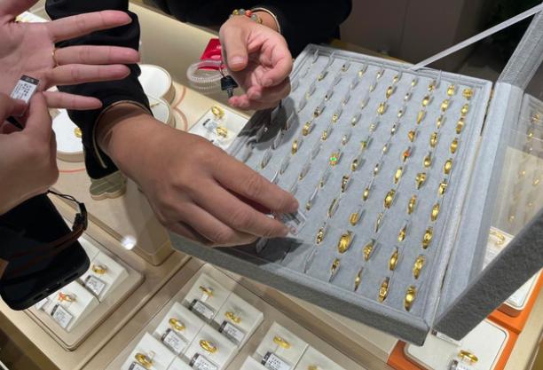 等所有人都把钱换成黄金了。收网也就开始了。


金价就会从 1600 元一克慢慢