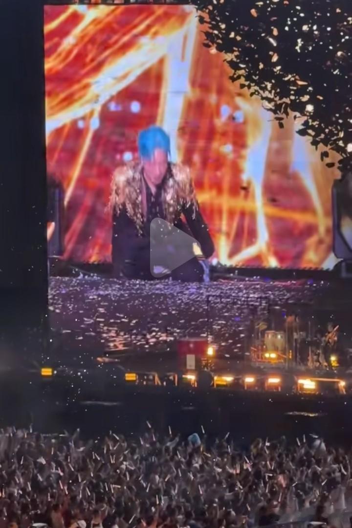 海来阿木跪了，马健涛跪了，云朵也跪了。
见过哪个大明星大歌星给普通老百姓下跪的，