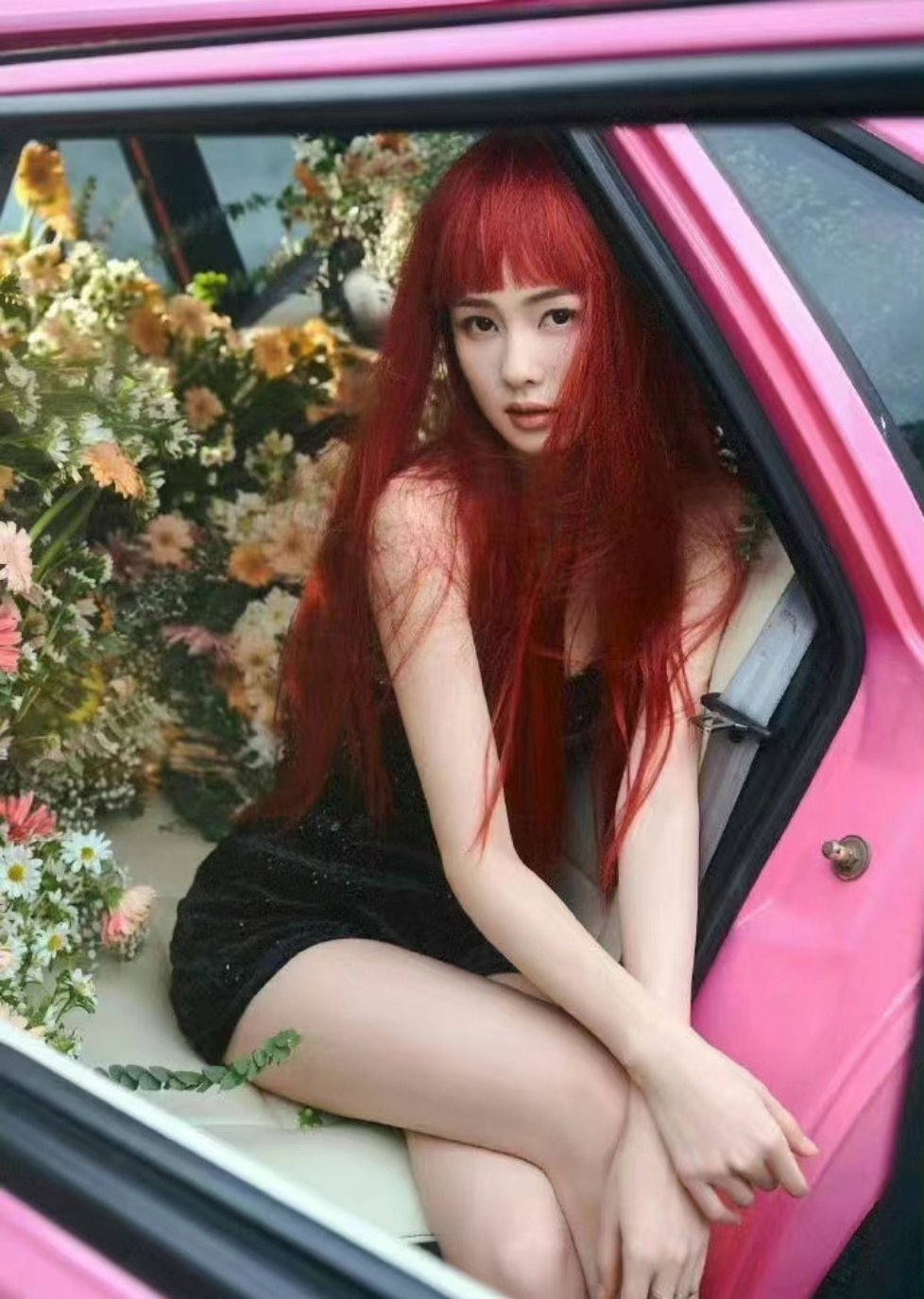 白鹿这个红发太劣质了，学学鞠婧祎的造型搭配吧 ​​​