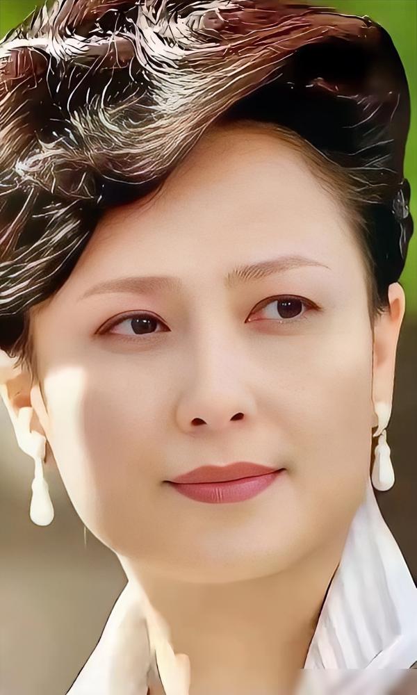现实得让人有点害怕！
嫁入豪门，前夫也成了“受害者”？
这位女星被豪门宠上天