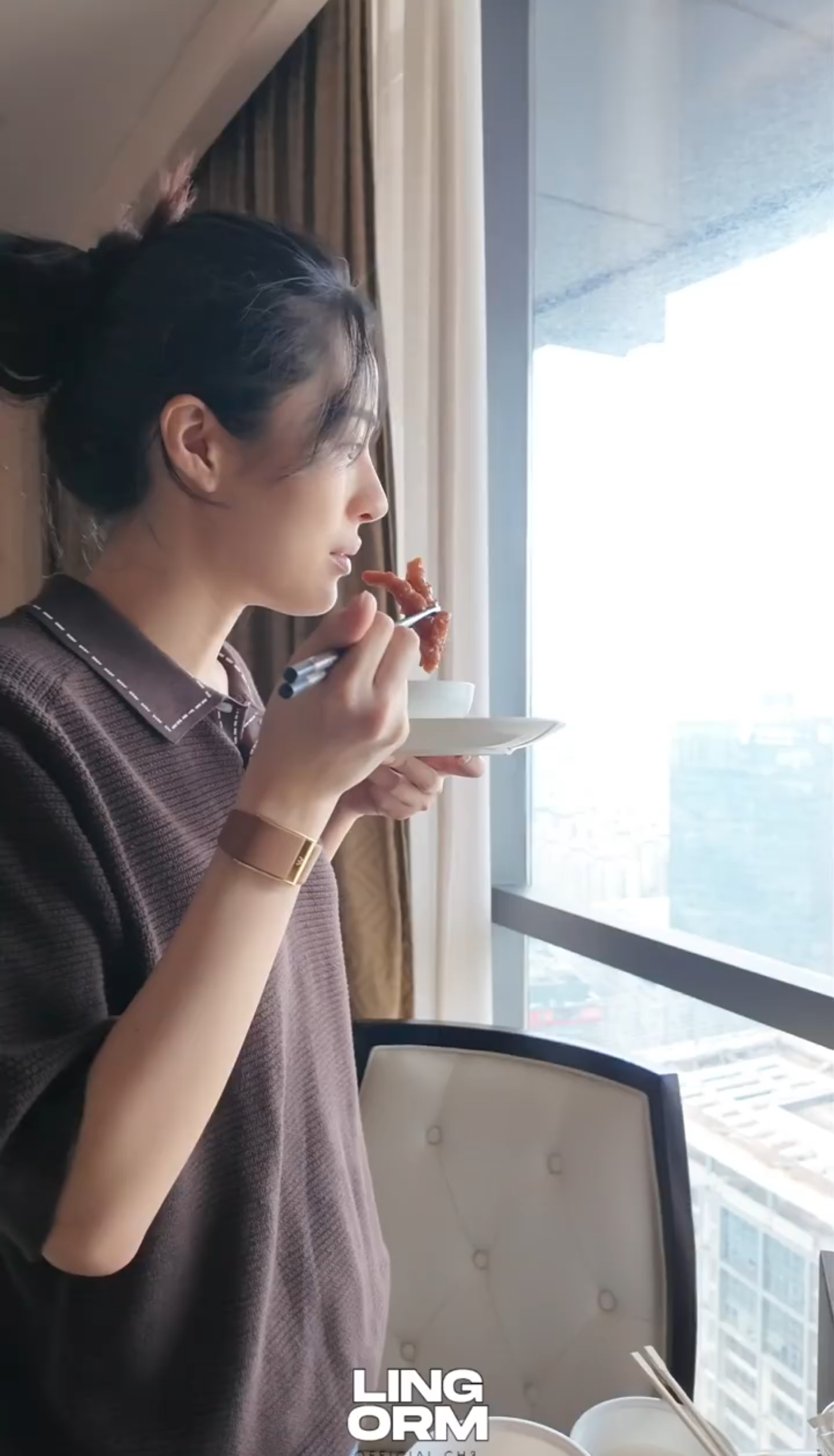 妈呀连吃鸡爪都这么帅 