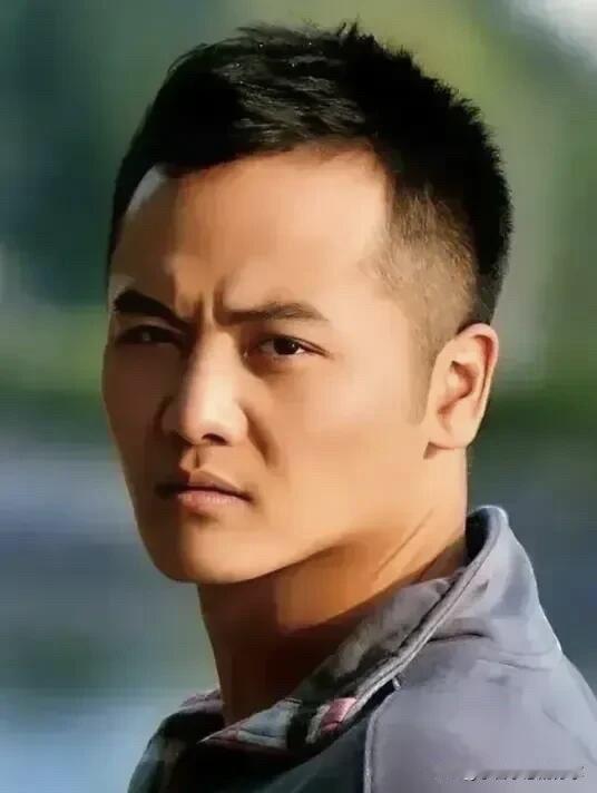 这位男演员是浓眉大眼的一个帅哥，在很多影视剧里面有他的身影，戏路比较宽，可惜出道
