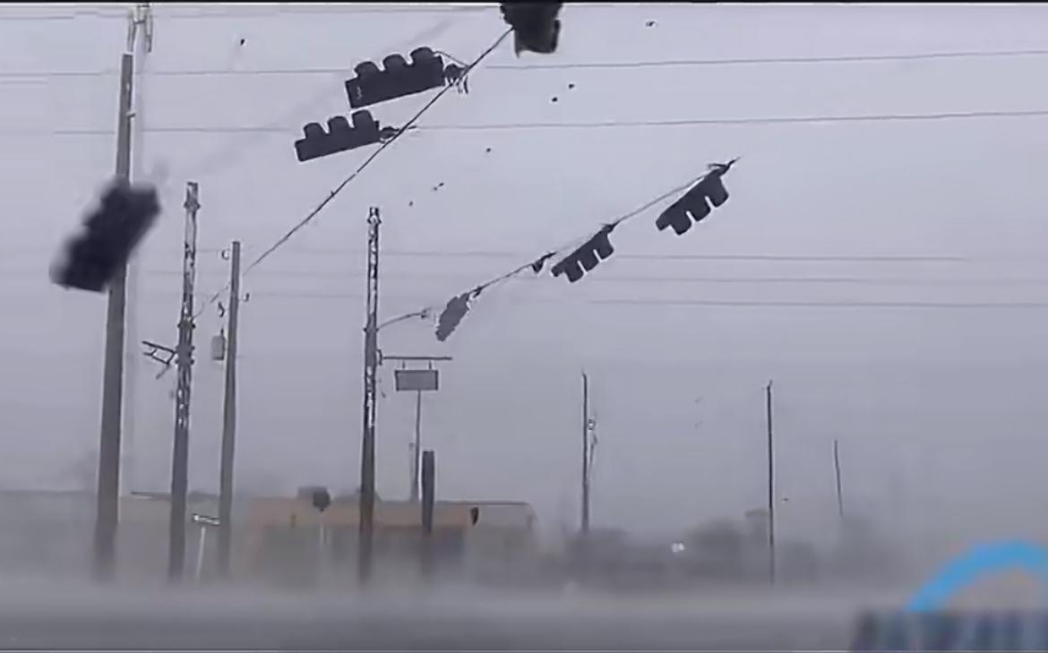 美国修电网就是地狱模式，几千家电企只想賺钱，即使设备大部分都过期老化了，也不愿意