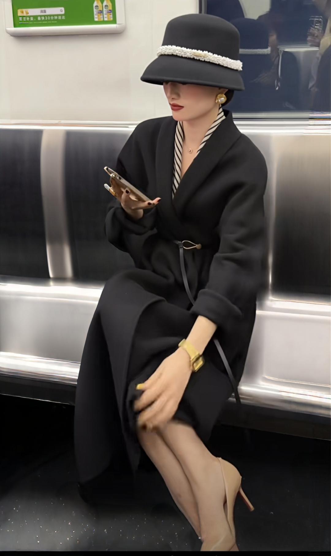 分享今日感悟。在地铁里，有时候有些男生宁肯站着，也不敢挨着美女坐，不知道这是什么