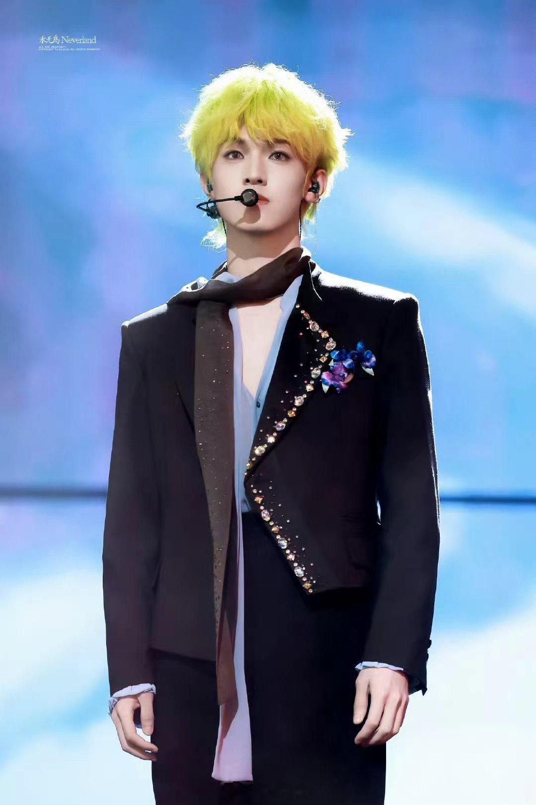 张泽禹荧光绿发色张泽禹绿发 张泽禹这个绿发太适合舞台了，聚光灯下亮眼但不刺眼，搭