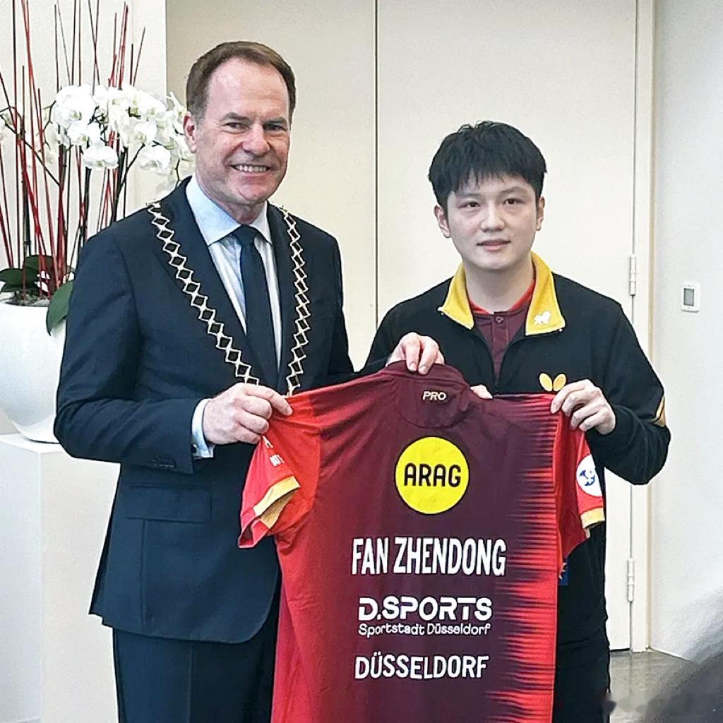 德国乒乓球杂志：樊振东加盟杜塞尔多夫：再创荣光之时周四，樊振东受邀在杜塞尔多夫市