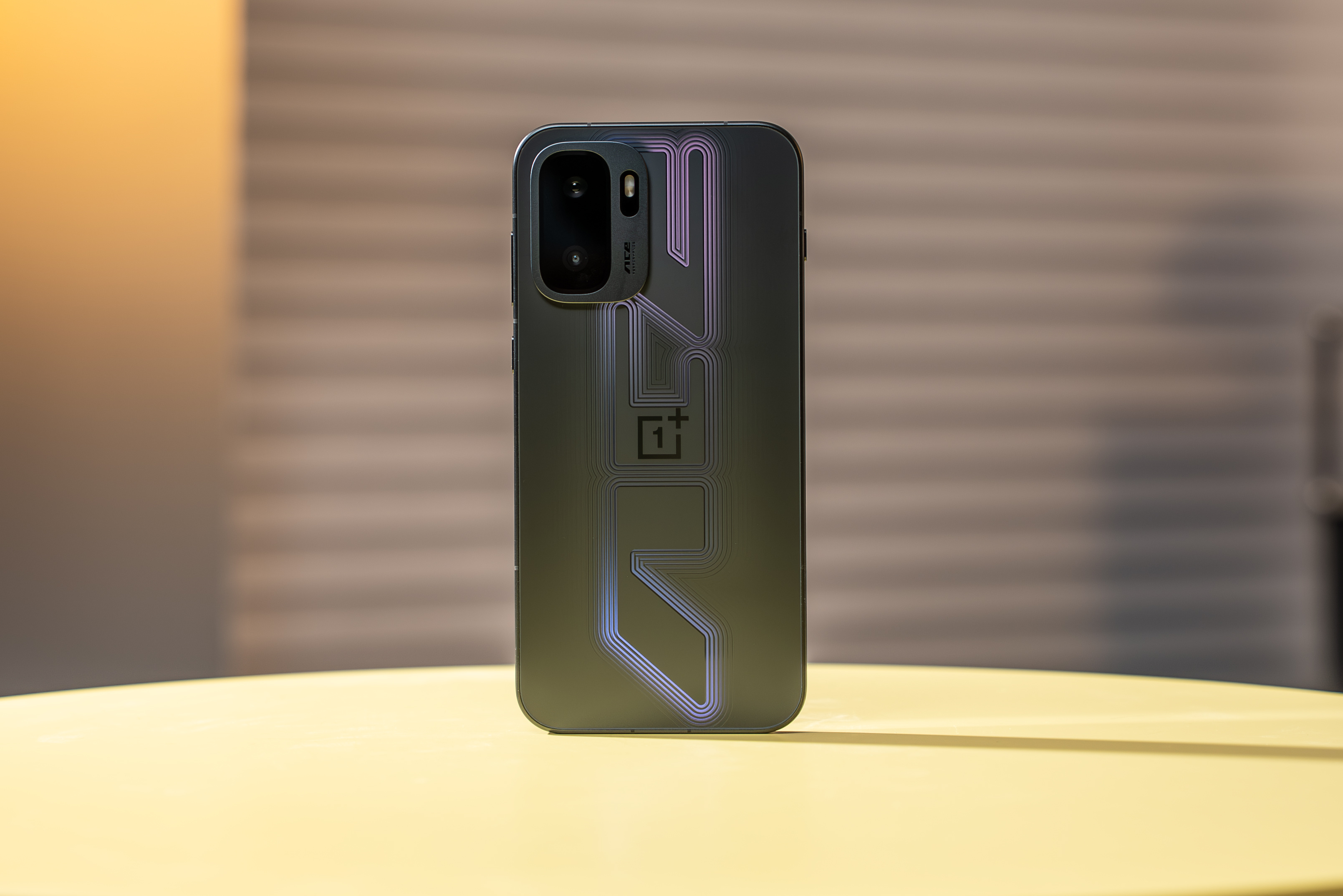 我们拿到了一加 Ace 6 至尊版和一加 40W 超级冰点磁吸散热器一加 Ace