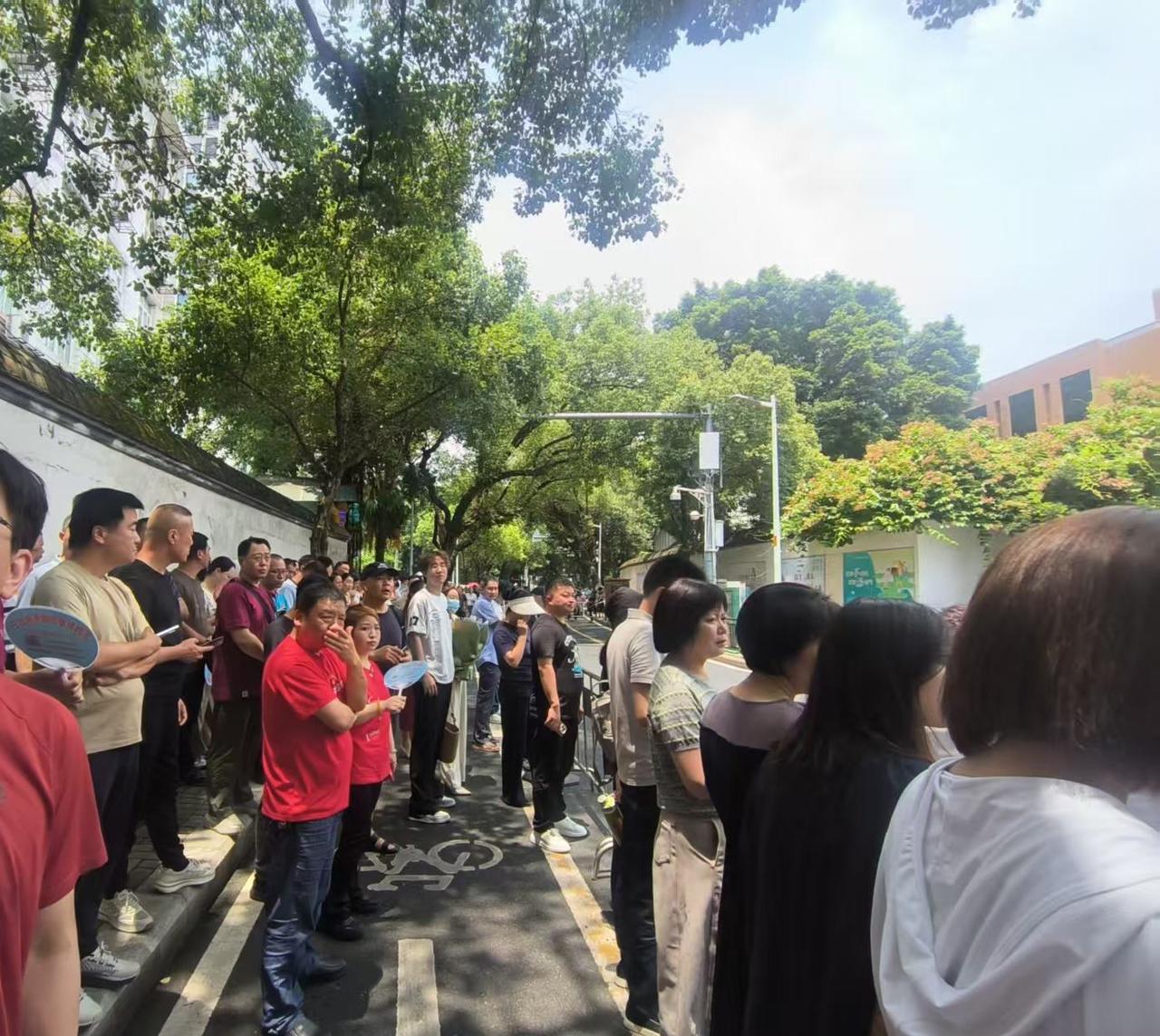 高考数学一考完，在福州二中考点外面看到很多学生一出来就说“数学好难啊，怎么办啊。