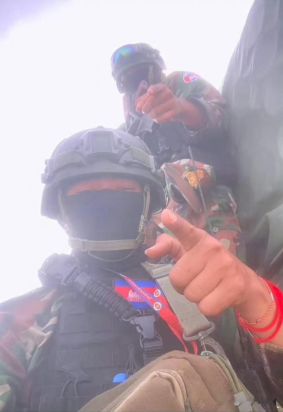 柬埔寨士兵发布挑衅照片，并配文称：

“要是真有胆就打过来，我们不怕暹罗（对泰国