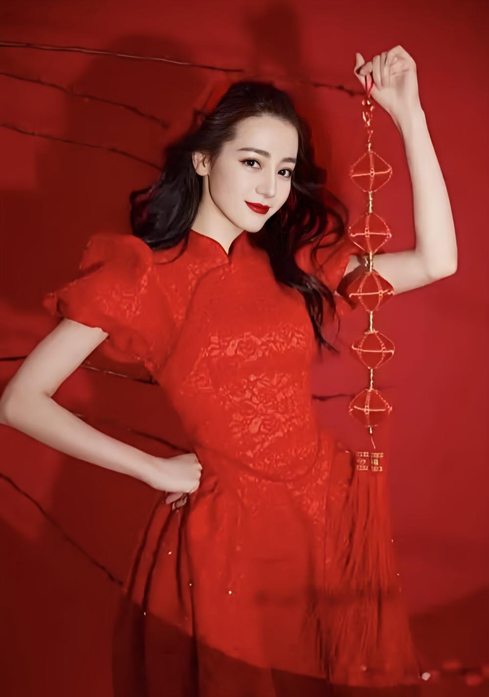 怎么也想不到，

迪丽热巴过年比我们苦多了，

连这一个最基本的春节习俗都不能做