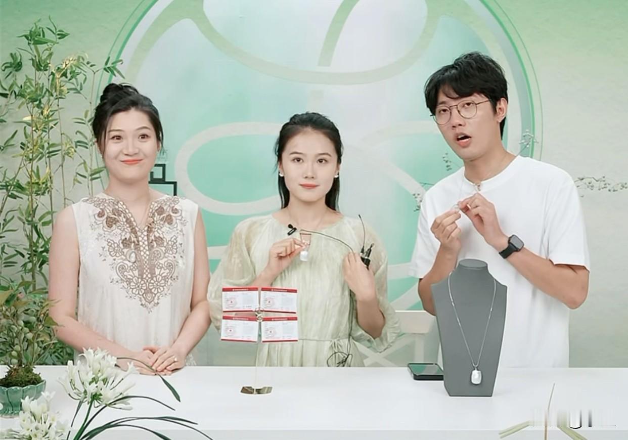 难得看到盼盼、真真、鹏鹏三人同框
他们好养眼啊，不仅颜值高还有才
董宇辉旗下的两