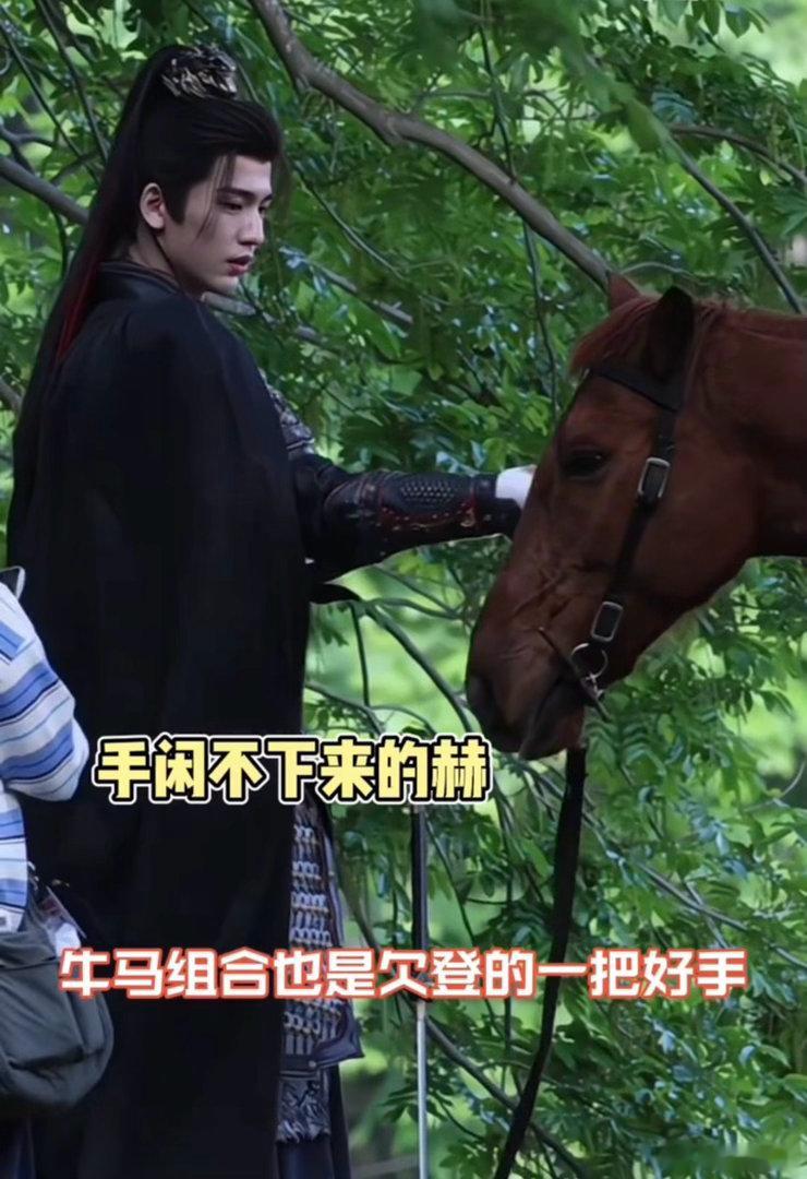 谁来管管张凌赫的手谁来管管张凌赫的手！干坏事精力十足一点不嫌累，小动作不断太会撩