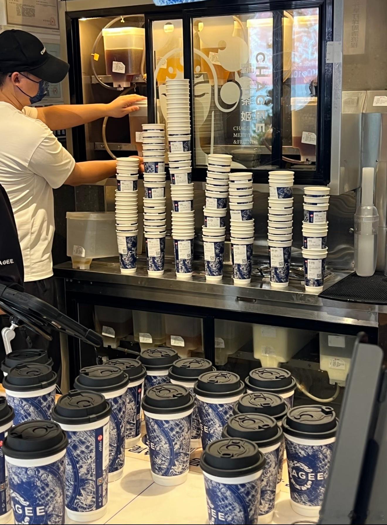 霸王茶姬大跌有种赤裸裸商战的感觉，霸王茶姬我晚上喝过，确实是有点失眠。但配料符合