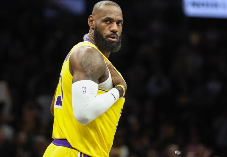 今日NBA常规赛，湖人主场迎战独行侠。开场7分21秒，詹姆斯5投4中，三分3中2