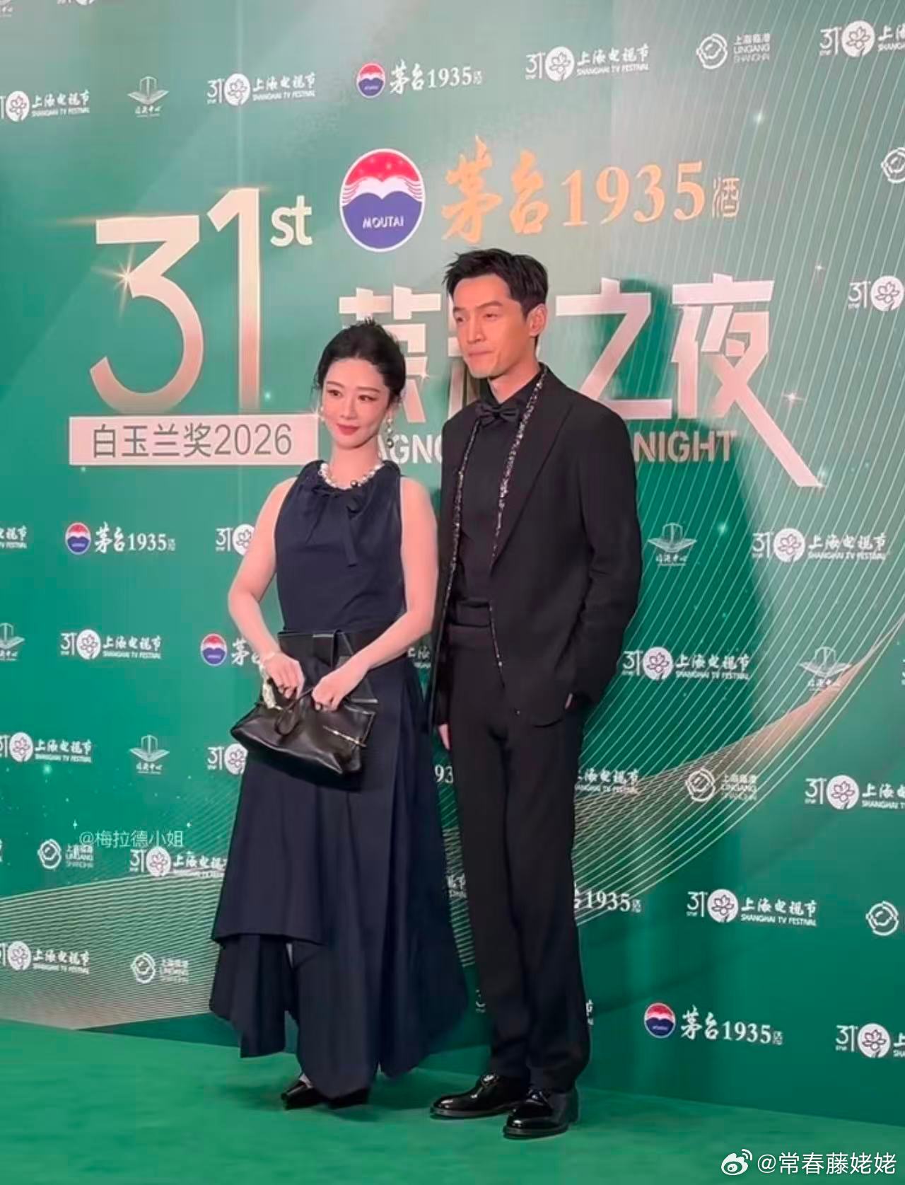 杨紫主动让C位  杨紫和胡歌同框合影，豹豹猫猫来了