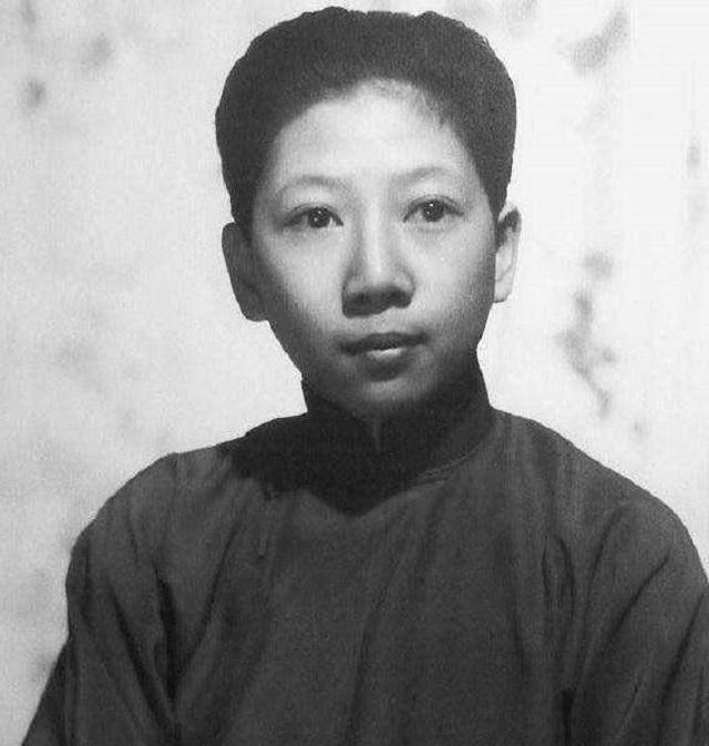 孔令伟曾在街头打死巡警，还和军阀公子火拼枪战，竟然让高级官员为狗让座，这种行为到
