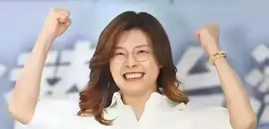 蓝营近来热闹非凡，宛如过年庙会一般！新任党主席郑丽文甫一上任便掷出“王炸”，在第