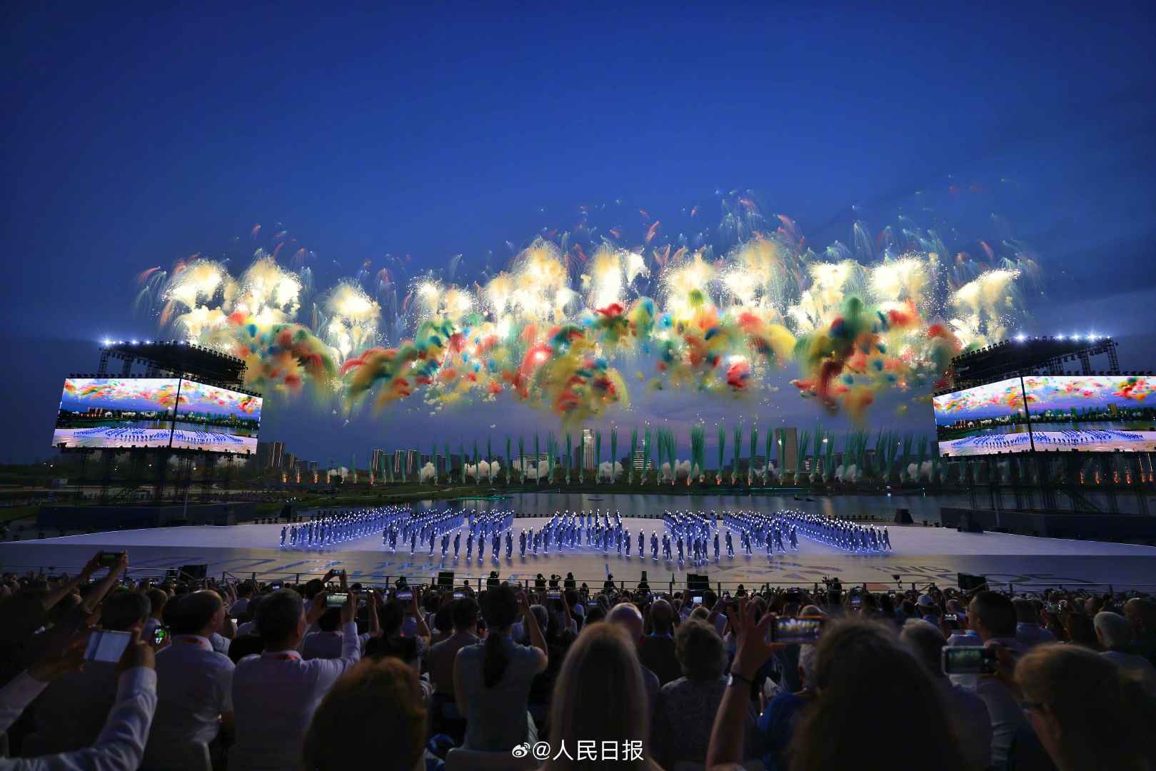 【转存！#成都世运会彩色烟花#】#世运会开幕式#烟花绽放，一起欣赏↓（来源：人民