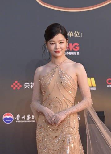 辛芷蕾的肩颈线条美到极致，搭配她的挂脖亮片纱裙，完美凸显了她的气质与身形，整个人