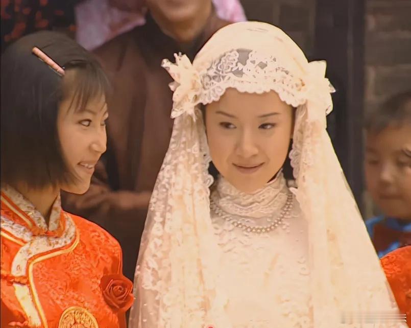 《金粉世家》冷清秋和金燕西结婚时穿的这套婚纱，过去二十几年，依然很多人在拍同款，