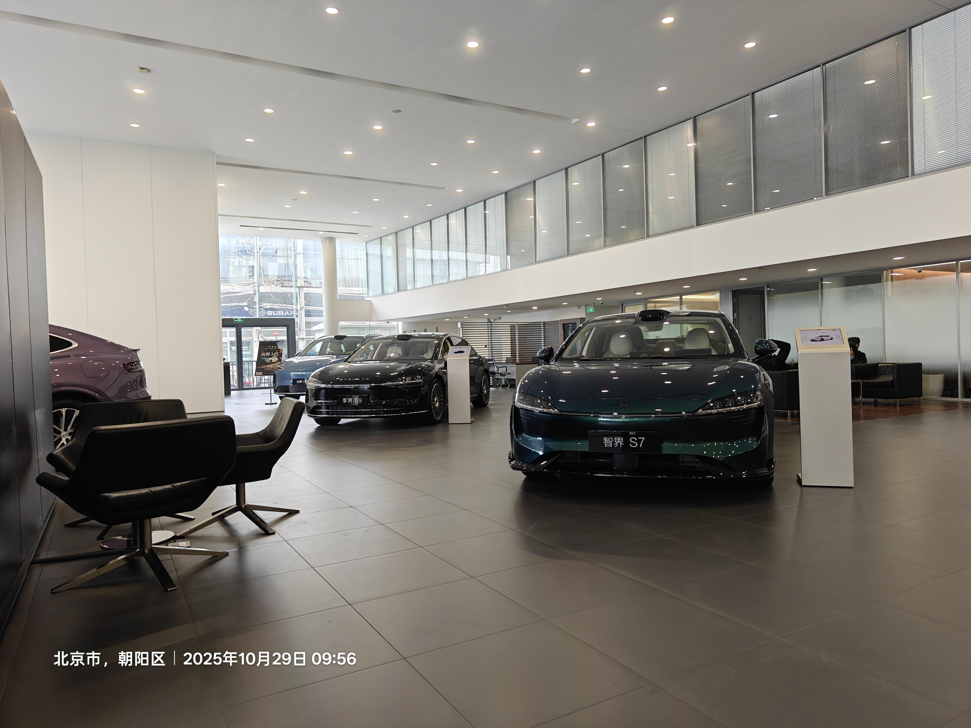 今天来提车的店给智界R7上牌，8点就让我到位，用户中心旁边就是代办点，一早晨有个