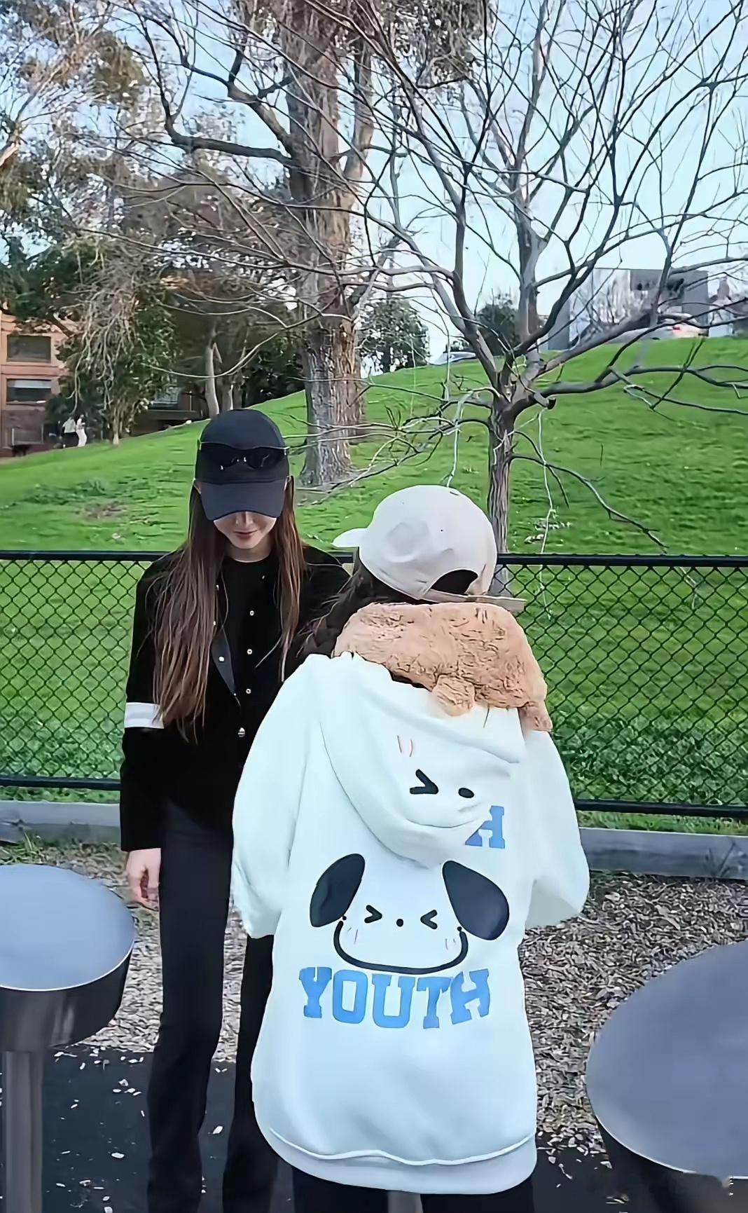 昆凌晒出在墨尔本带两个女儿逛公园晒太阳的日常。11岁的海瑟薇个子真的好高，目测快