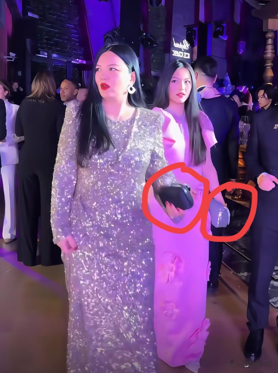 原来王诗龄化妆，是跟父母去参加在哈尔滨的聚会，瞧她的身高都超过妈妈李湘了！

果