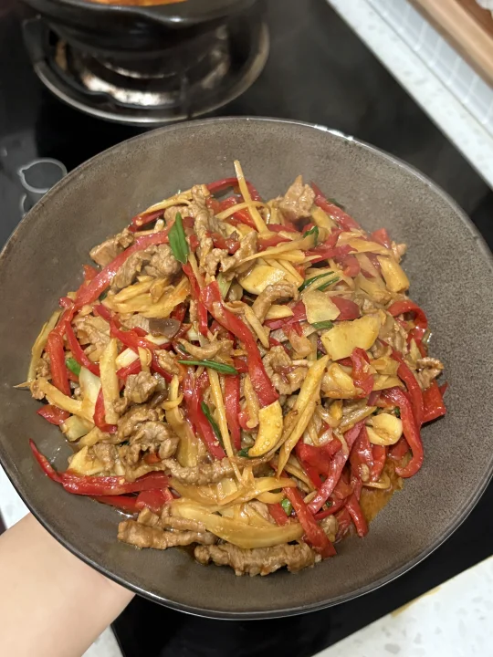 爆下饭的红椒炒牛肉丝，两碗白米饭打底