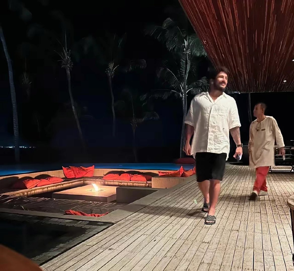 已经退役的前中国队归化球员洛国富在个人社媒晒出了他享受生活的照片，不得不说他确实