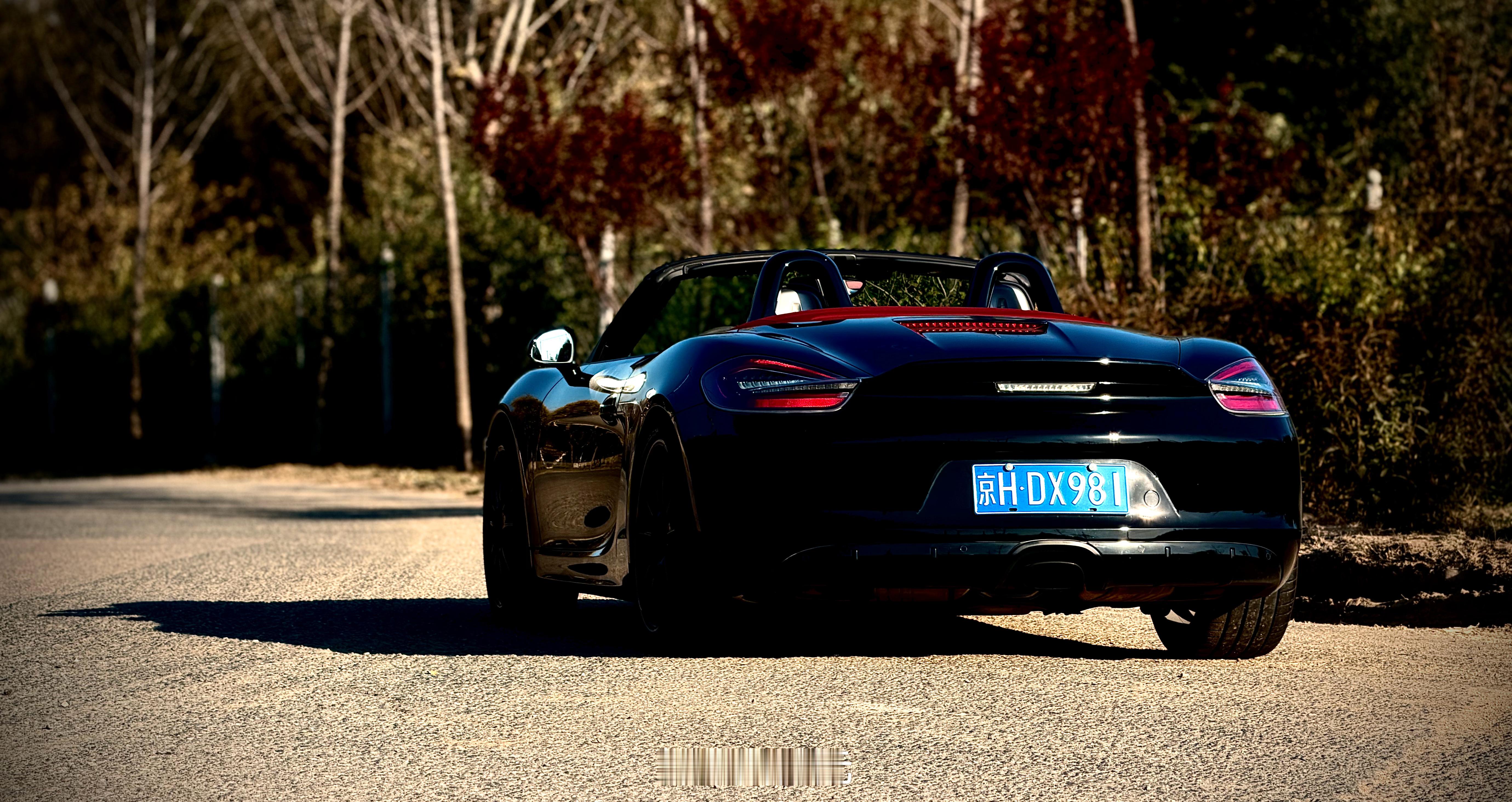 赶上秋天的小尾巴，能够温暖的敞篷跑一会儿，真是越来越舍不得。  ​​​