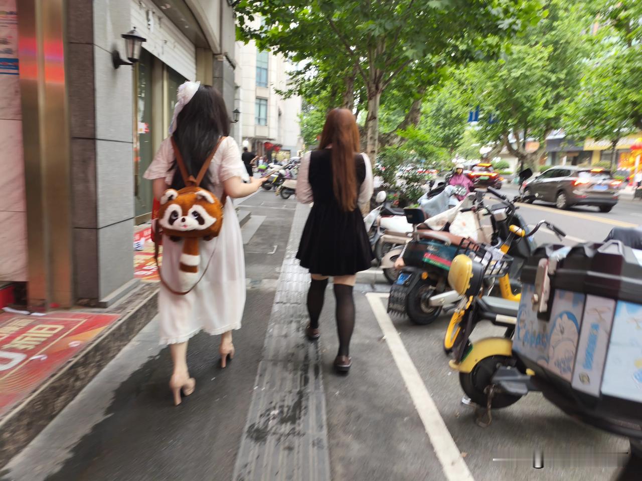 看到图中女孩子穿的高跟鞋👠我真的好羡慕，也有些恐惧😰
回想在我20年前走大行