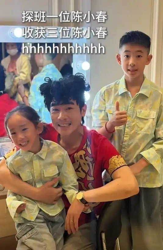 陈小春与两个儿子高兴同框，父子三人共用一张脸，应采儿的基因没起到作用！ ​​​