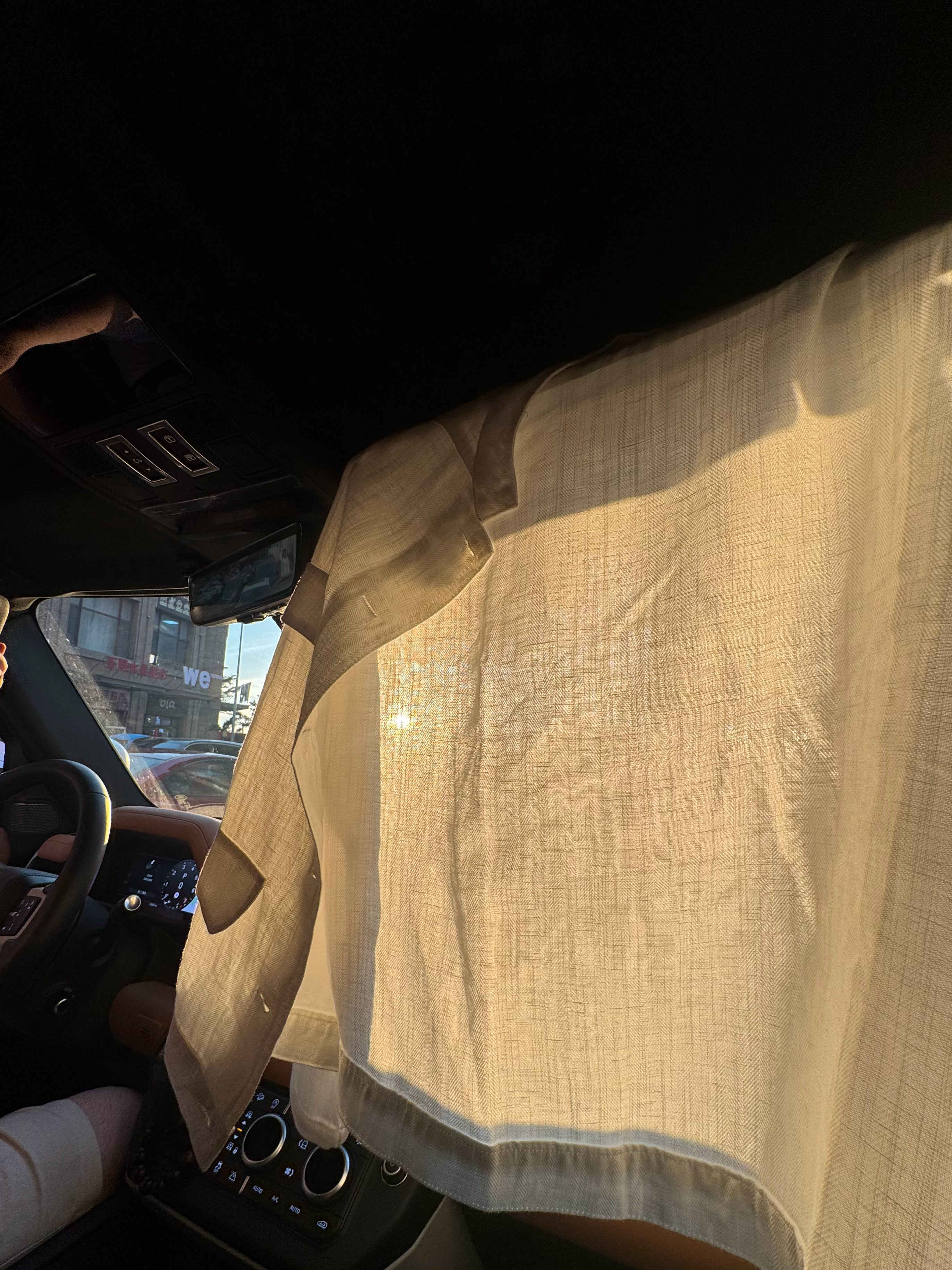 坐在车里太阳直晒怎么办 哈哈哈哈哈哈哈 直接把衣服夹在化妆镜上