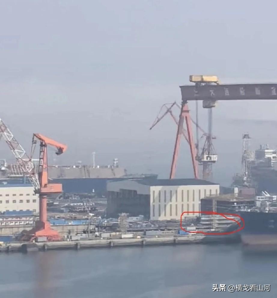 达利安004航母舰艏进展不大，民船再次移位，侧壁增加。

这周看下来整体变化真不