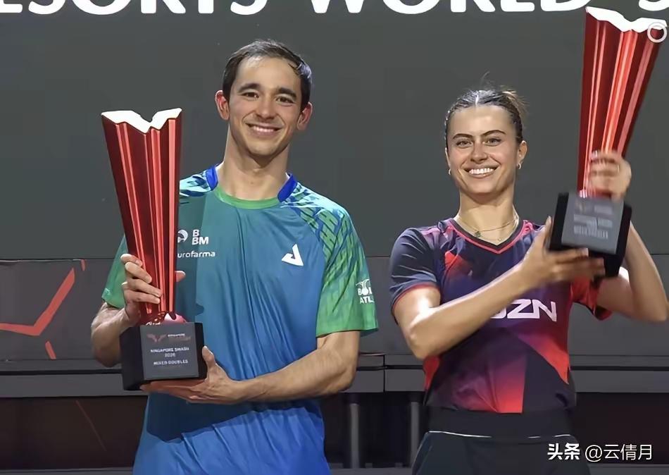 雨果、布鲁娜好幸福！巴西选手雨果和布鲁娜是一对情侣，在新加坡大滿贯混合双打决赛中