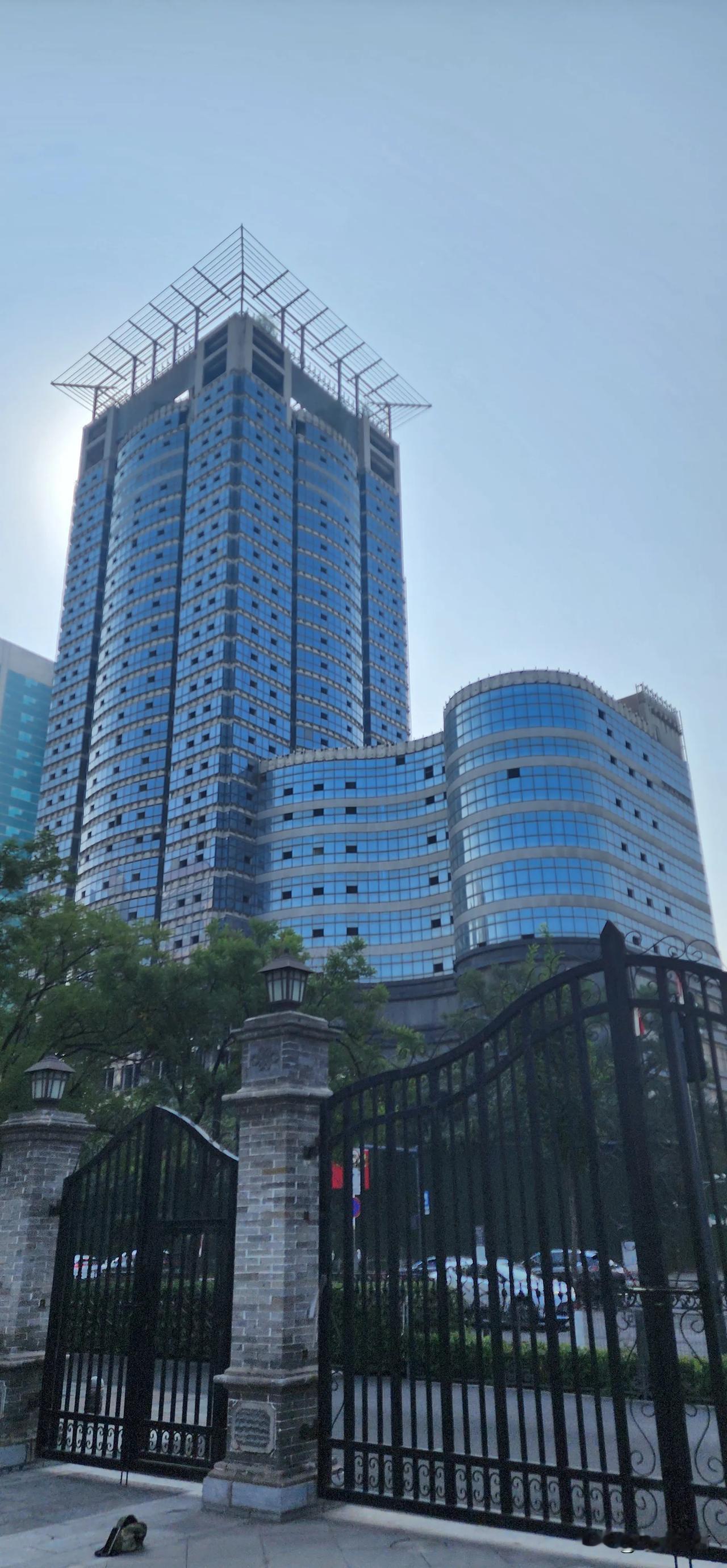 太原府西街紧挨着柳巷的这座阑尾建筑，完全可以和迎泽大街三晋国际旁边那座阑尾建筑相