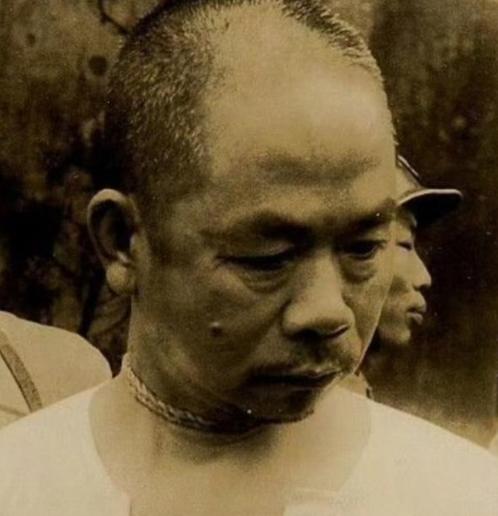 76年前，吴石将军牺牲前，敌人给他拍下了最后一幕，脖子上套着麻绳，镜头里的他表情