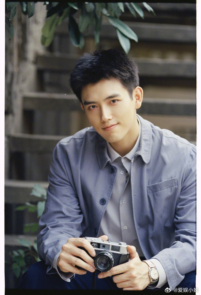 方穆扬终于和父母团聚 看到爸妈抱着长大的方穆扬热泪盈眶，真的破防了，所有等待都值