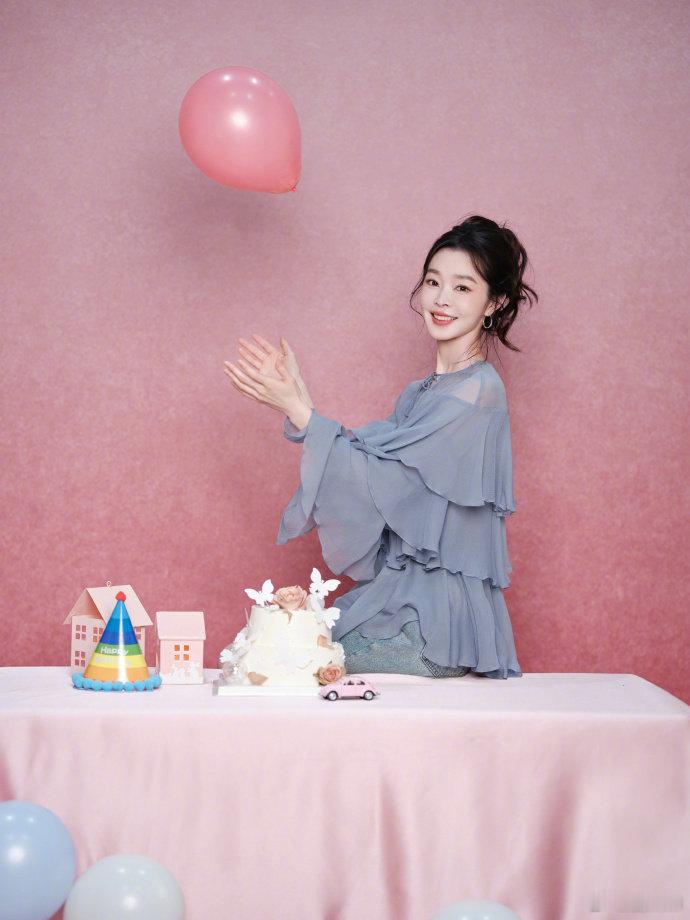 宋轶36岁生日发文宋轶生日晒照 宋轶36岁生日发文，粉粉的背景加上那些小装饰，让