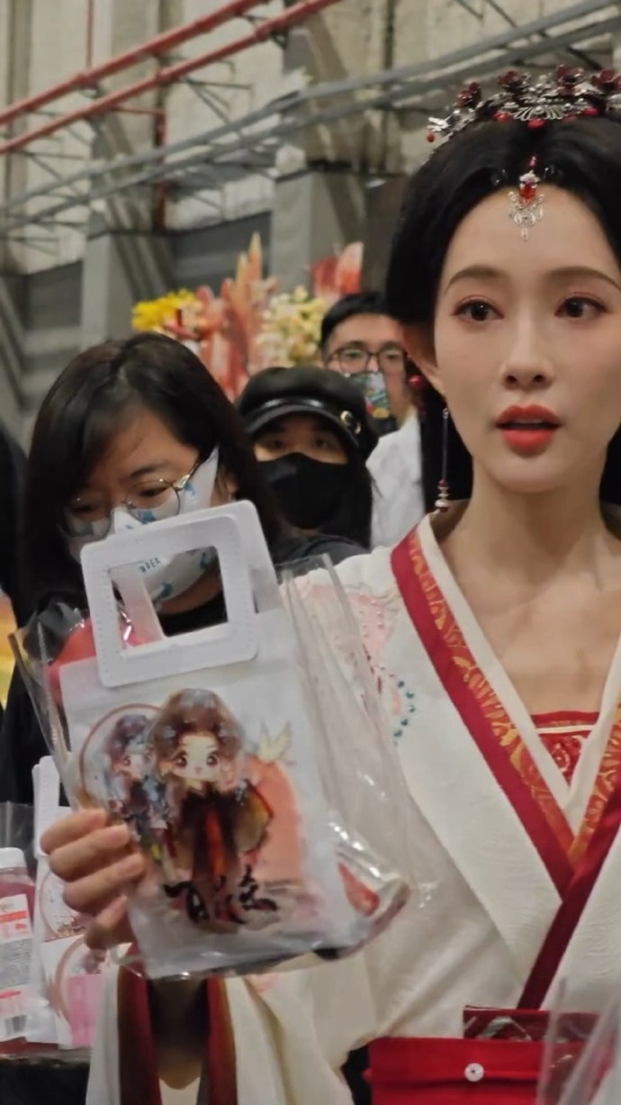 孟子义百花杀杀青送礼物孟子义杀青发言 孟子义百花杀杀青送礼物，还有杀青发言，咱就
