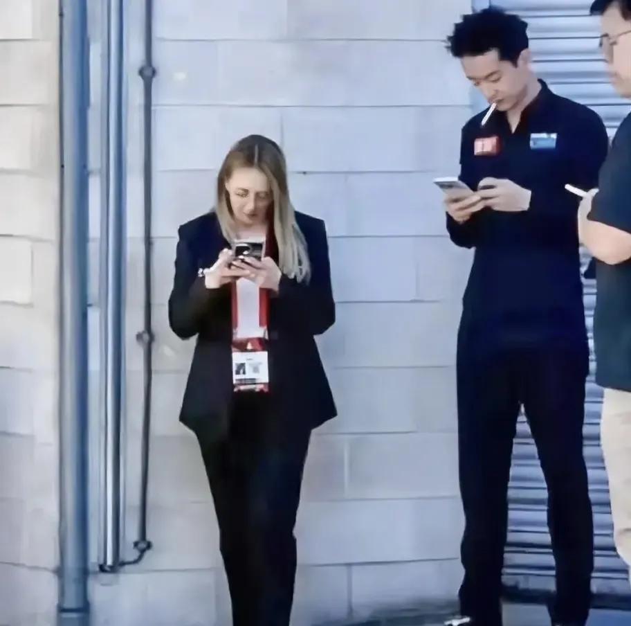 吴宜泽和斯诺克美女裁判波娃烟瘾这么大，运动员压力太大需要放松

吴宜泽和斯诺克美