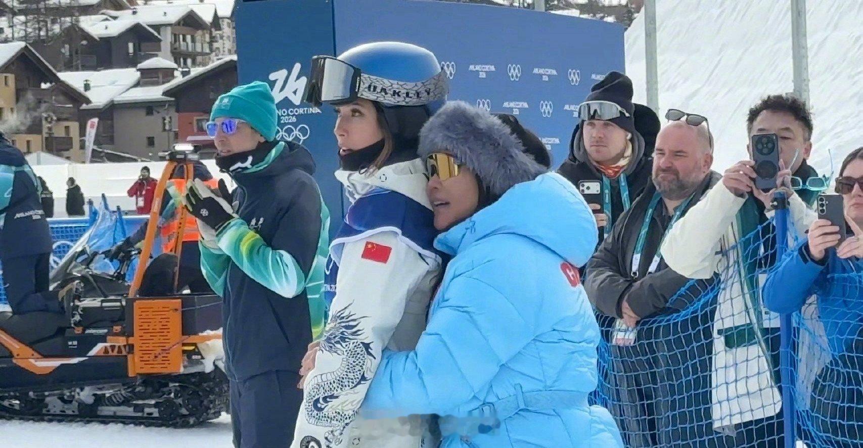 谷爱凌妈妈眼圈哭红了2025年谷爱凌曾经历严重摔倒事故，母亲对“女儿可能醒不过来